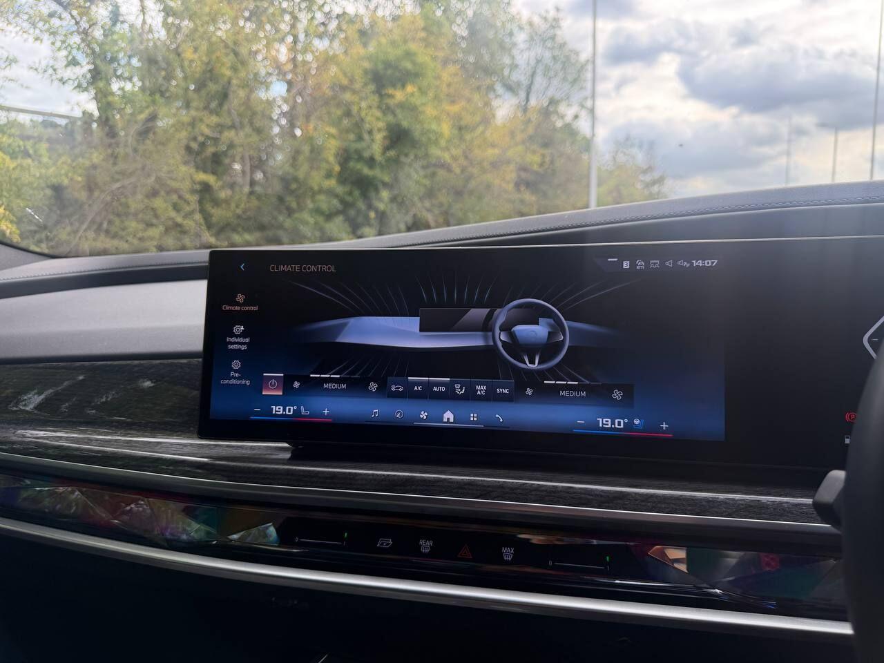 BMW 7 Series view 65