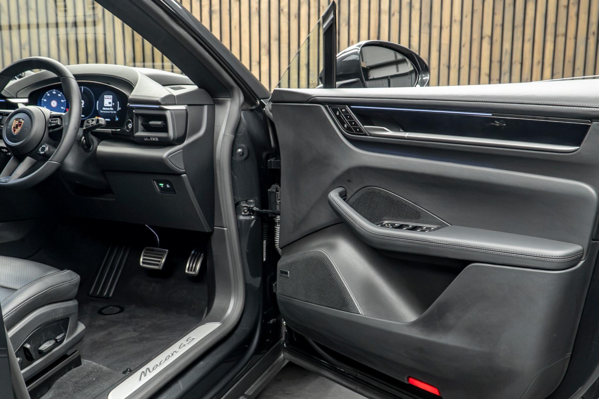 Porsche Macan view 31