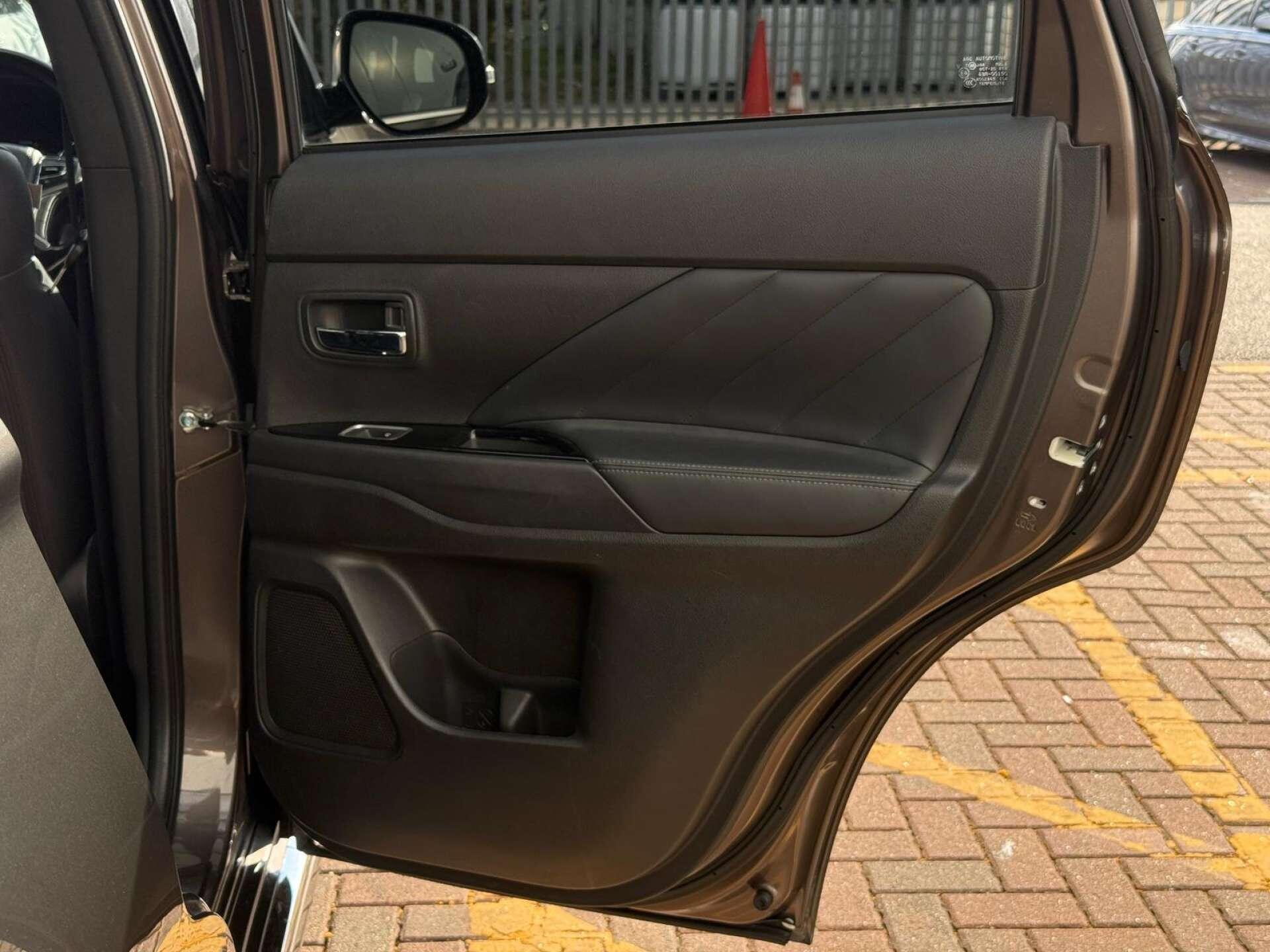 Mitsubishi Outlander view 27