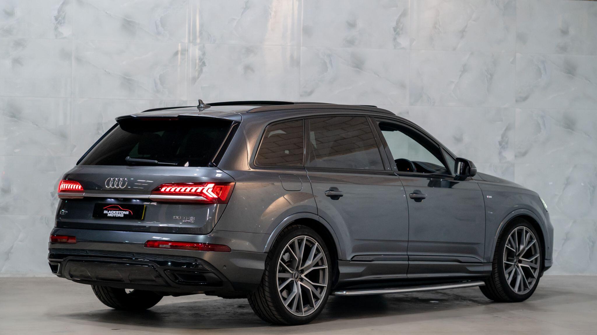 Audi Q7 view 9