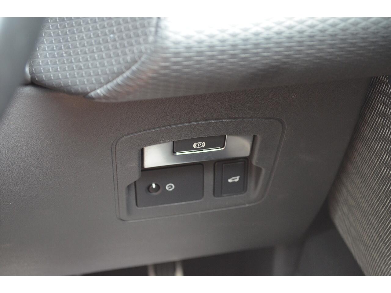 Land Rover Range Rover Velar view 34