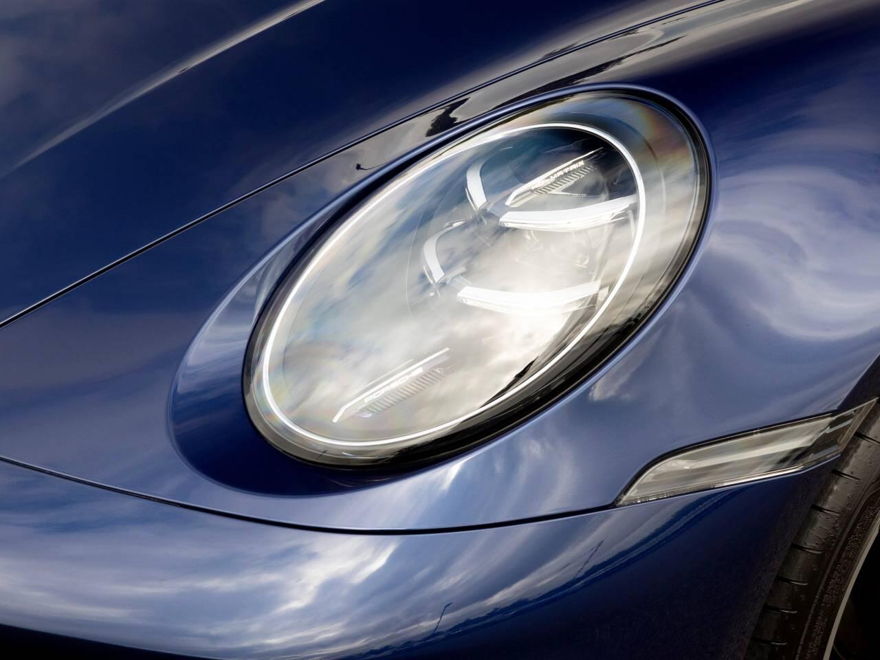 Porsche 911 view 16