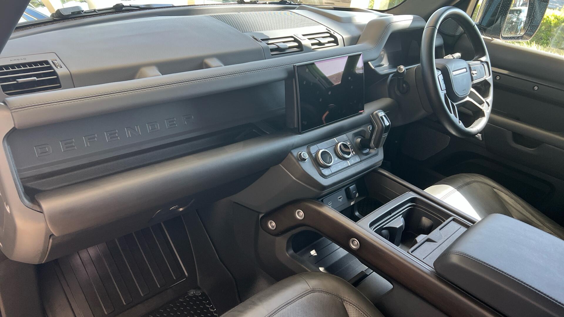 Land Rover Defender view 24
