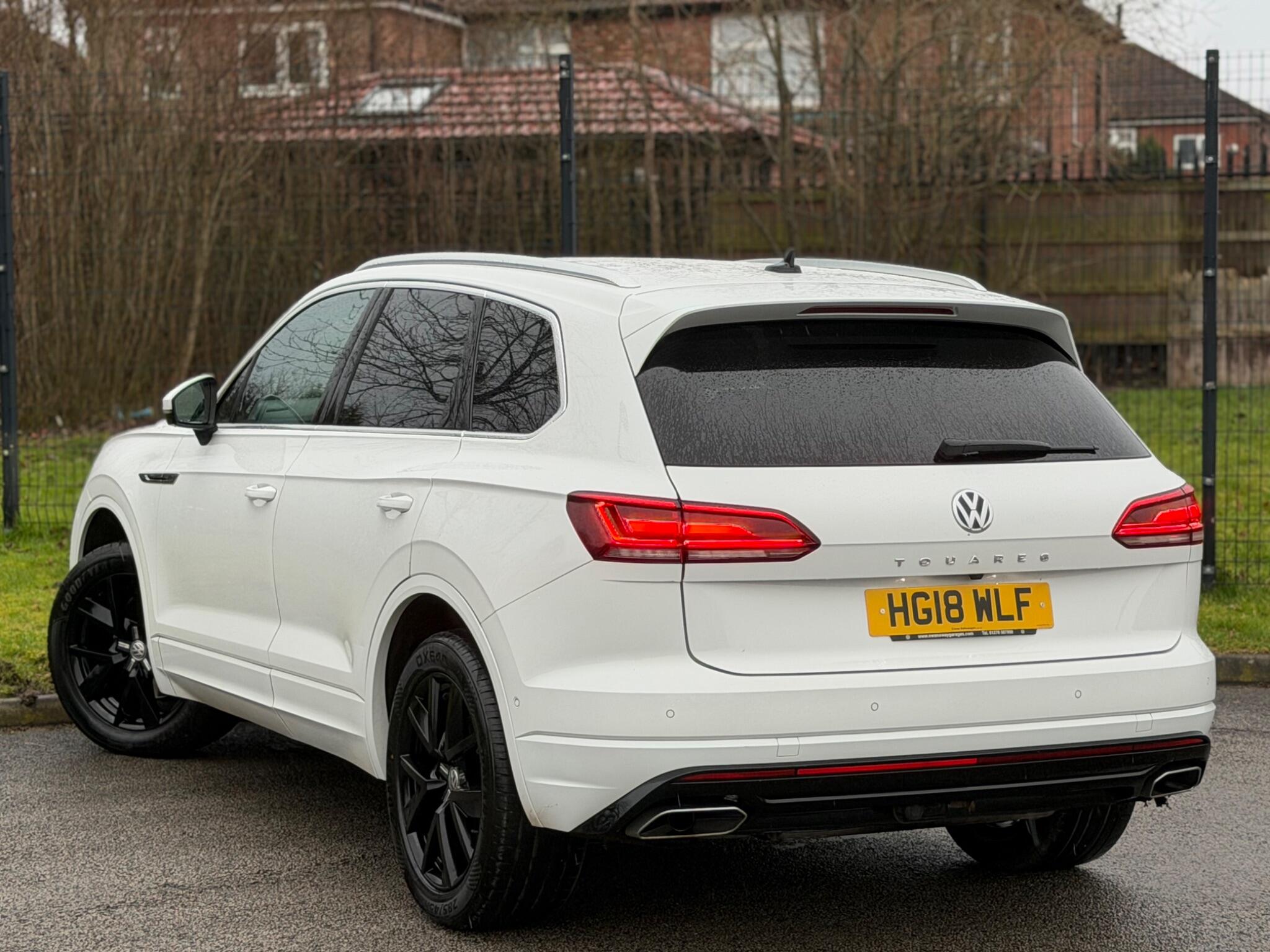 Volkswagen Touareg view 6