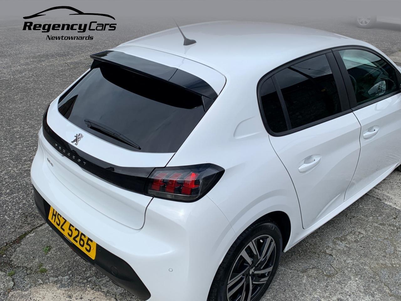 Peugeot 208 view 9
