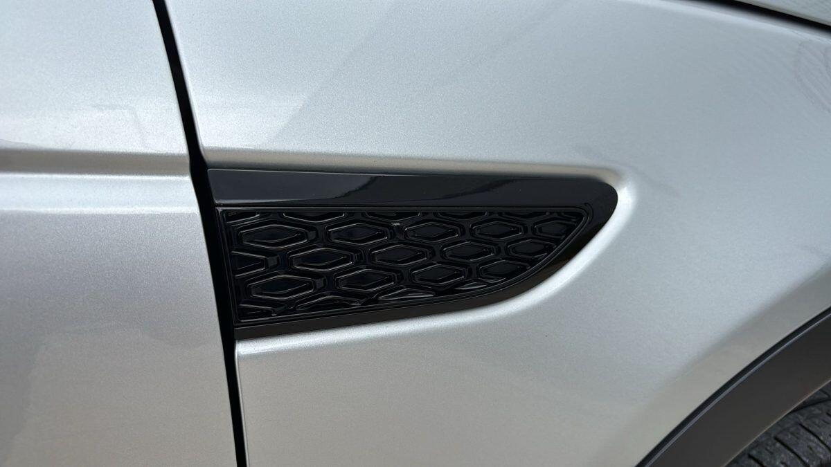Land Rover Discovery Sport view 9