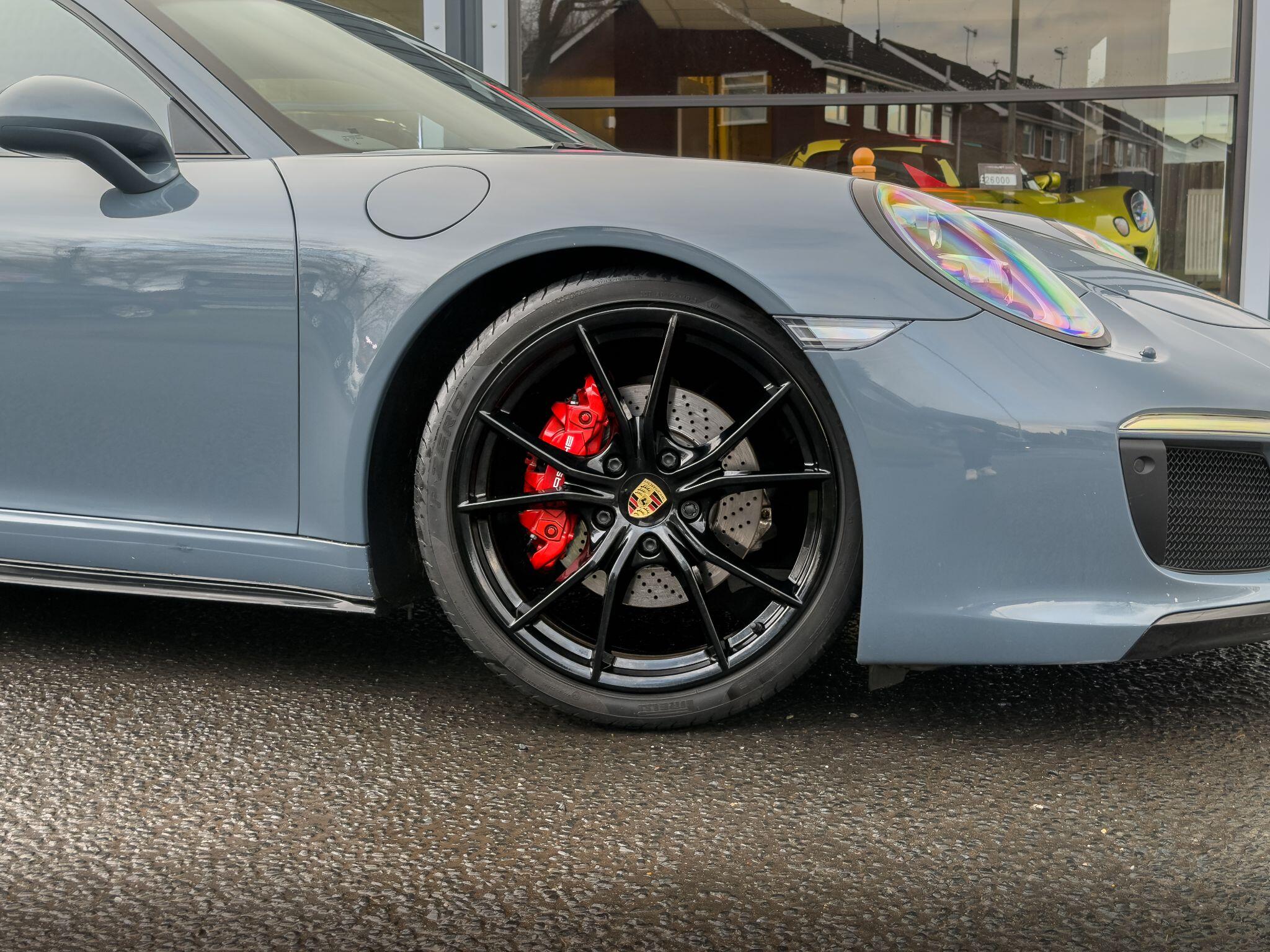 Porsche 911 view 6