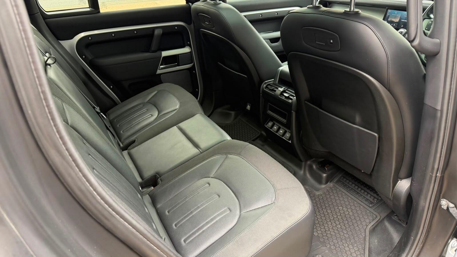 Land Rover Defender 110 view 15