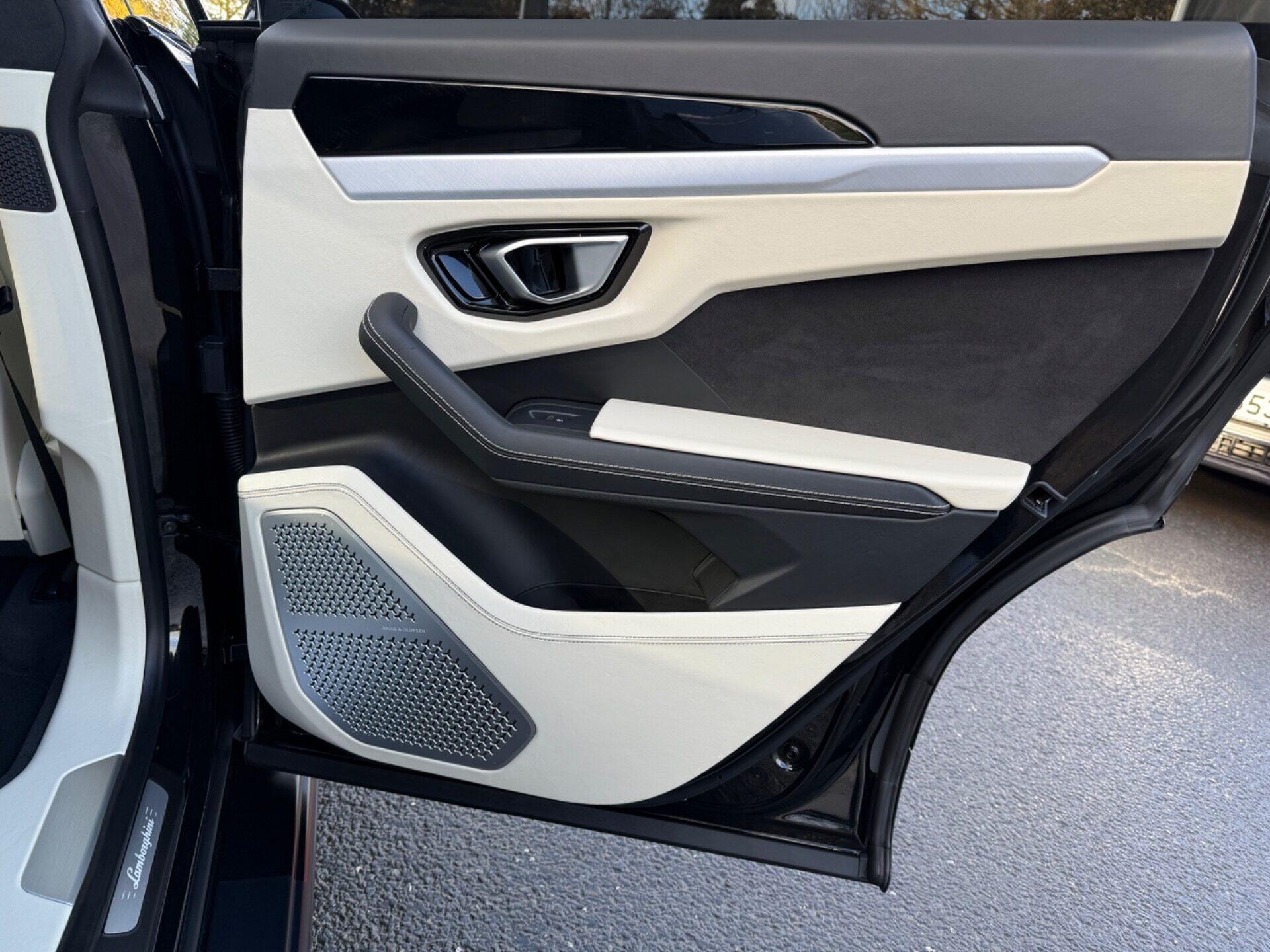 Lamborghini Urus view 38