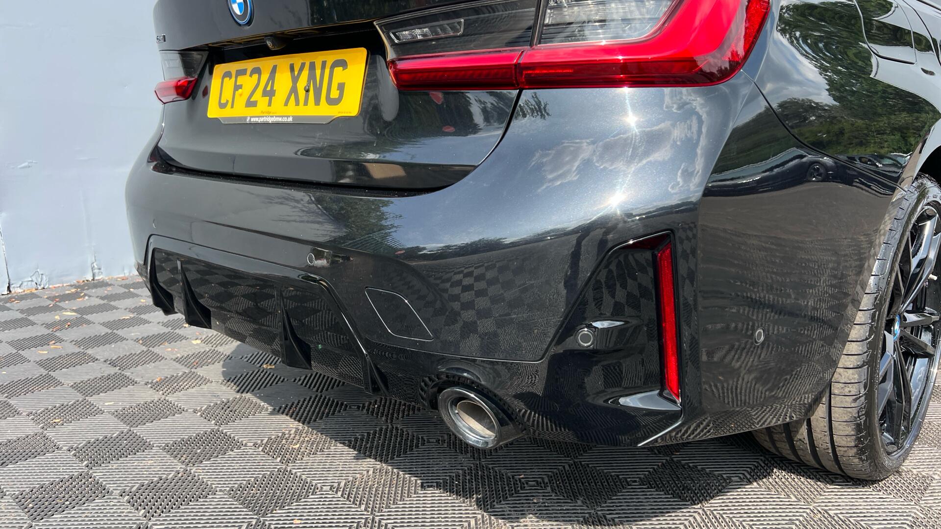 BMW 3 Series view 28