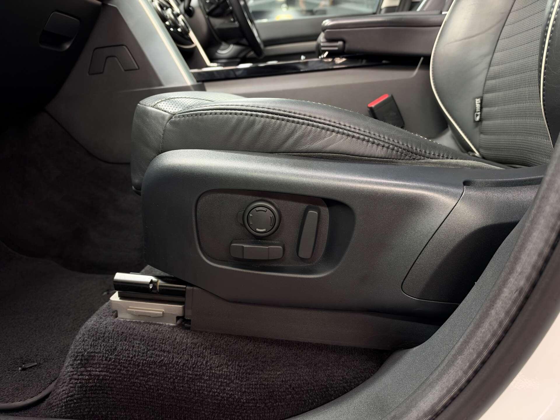 Land Rover Discovery view 24