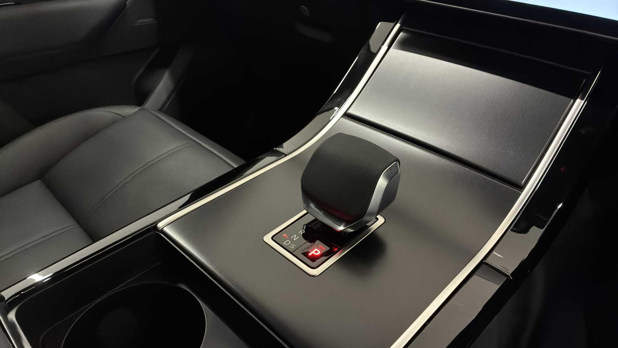 Land Rover Range Rover Velar view 13