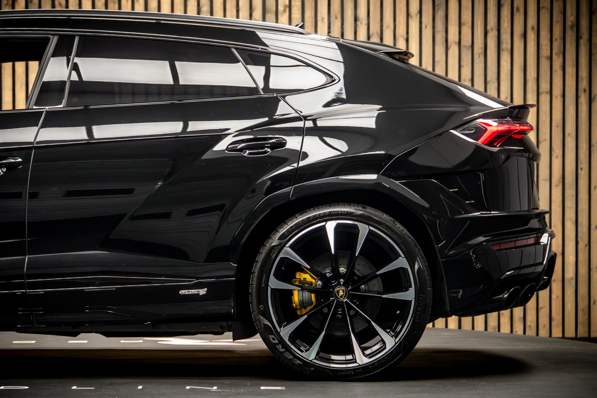 Lamborghini Urus view 18