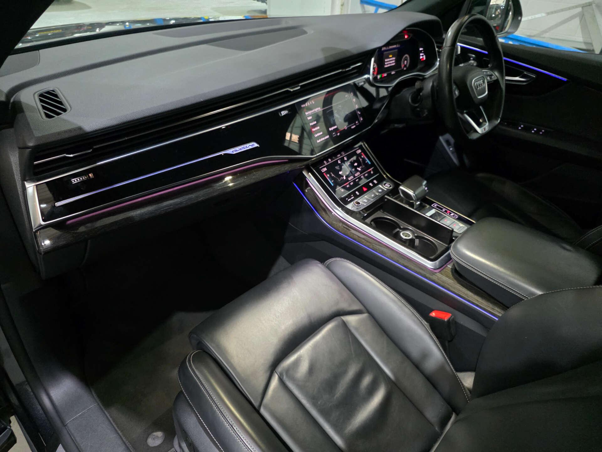 Audi Q8 view 28