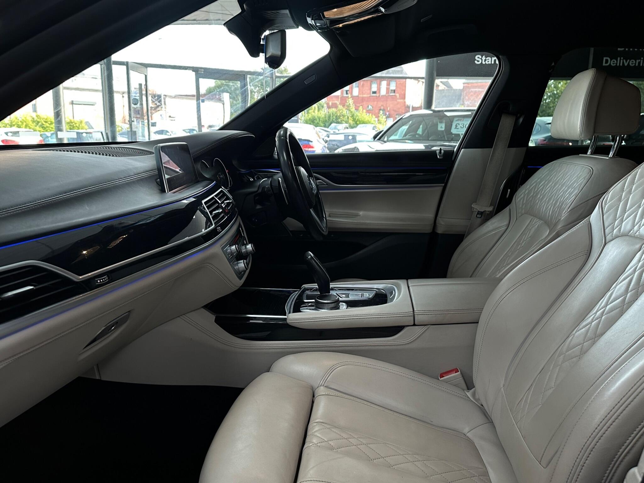 BMW 7 Series view 40