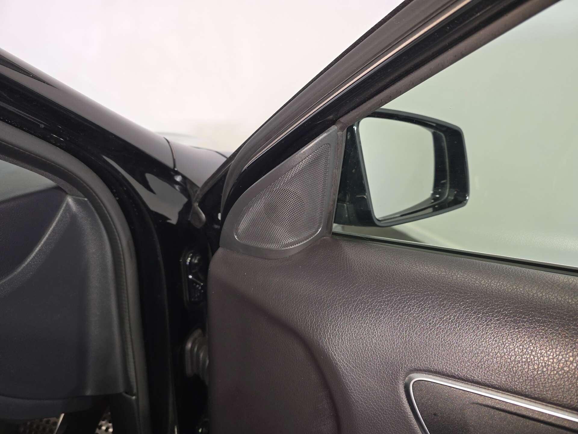 Mercedes-Benz GLA view 42