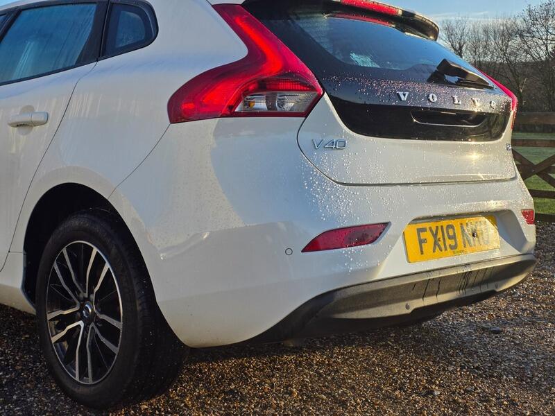 2019 Volvo V40 2.0 T2 R-Design Edition Euro 6 (s/s) 5dr • 129,000 miles image 11