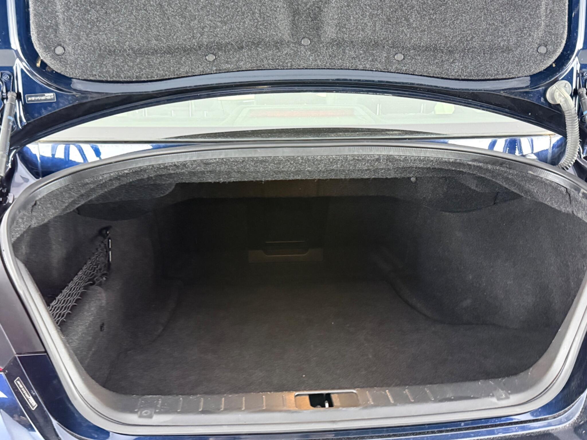 Infiniti Q70 view 11