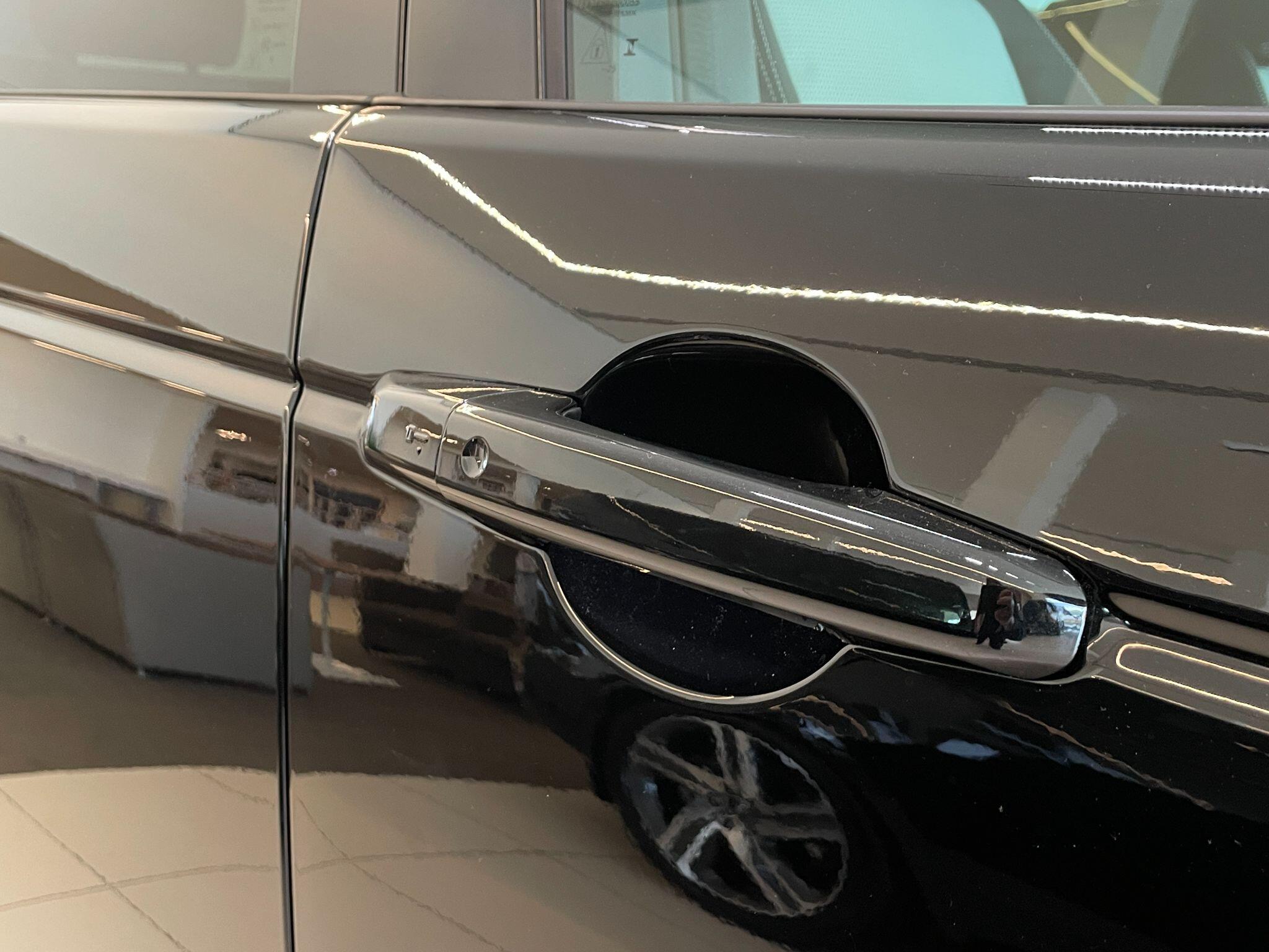 Land Rover Discovery Sport view 19