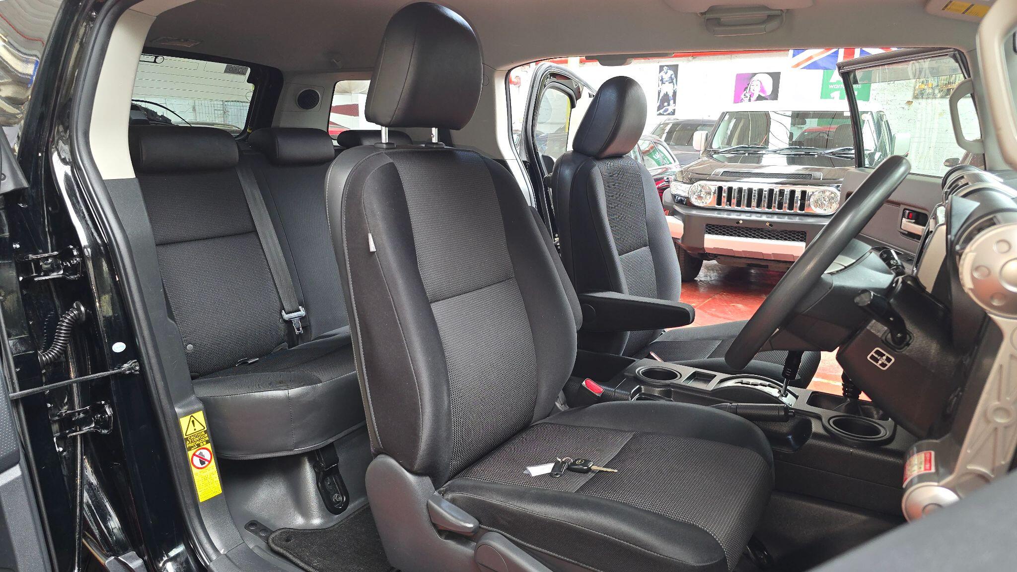Toyota FJ Cruiser view 7
