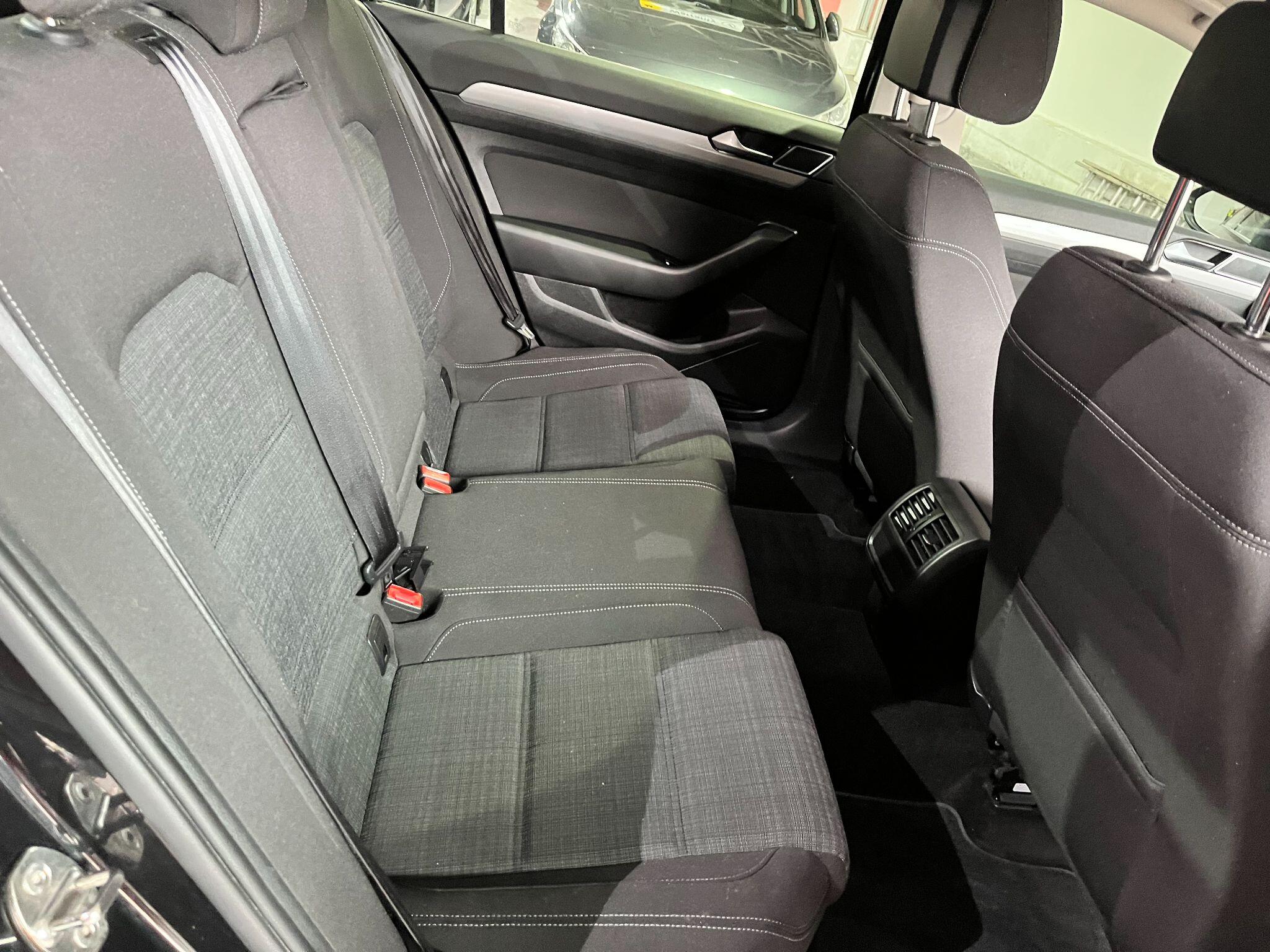 Volkswagen Passat view 28