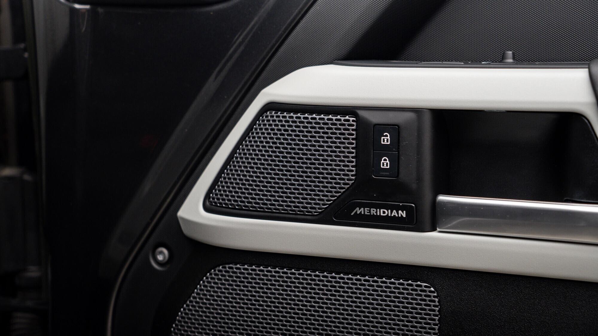 Land Rover Defender view 9