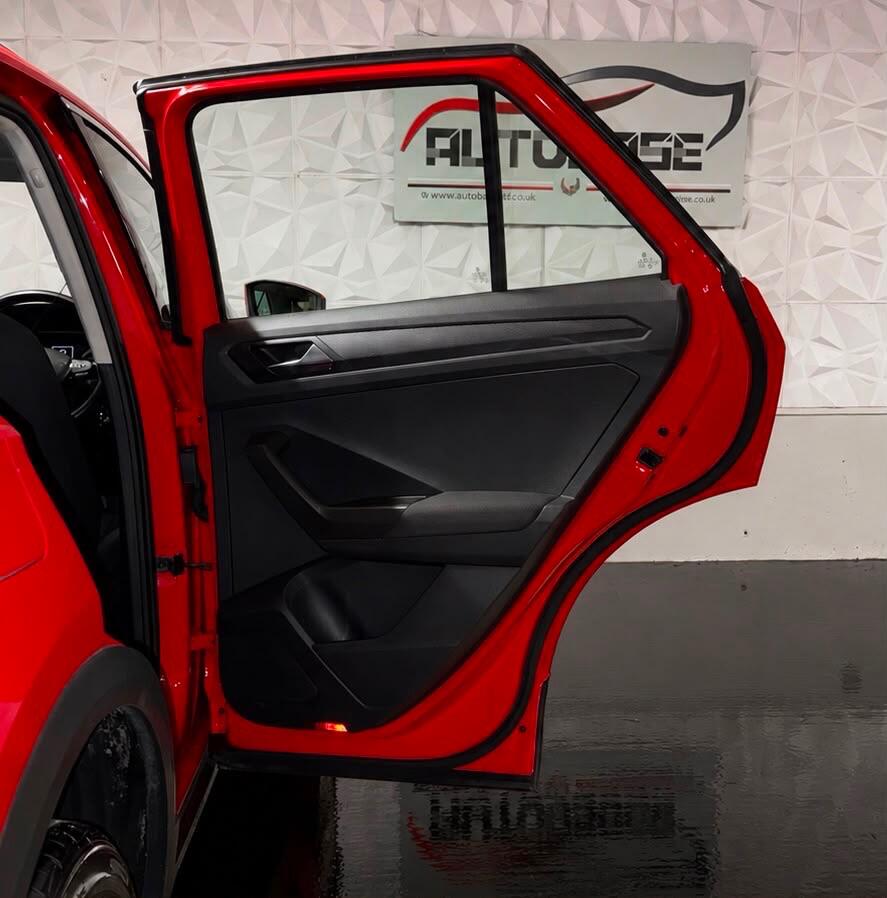 Volkswagen T-Roc view 11