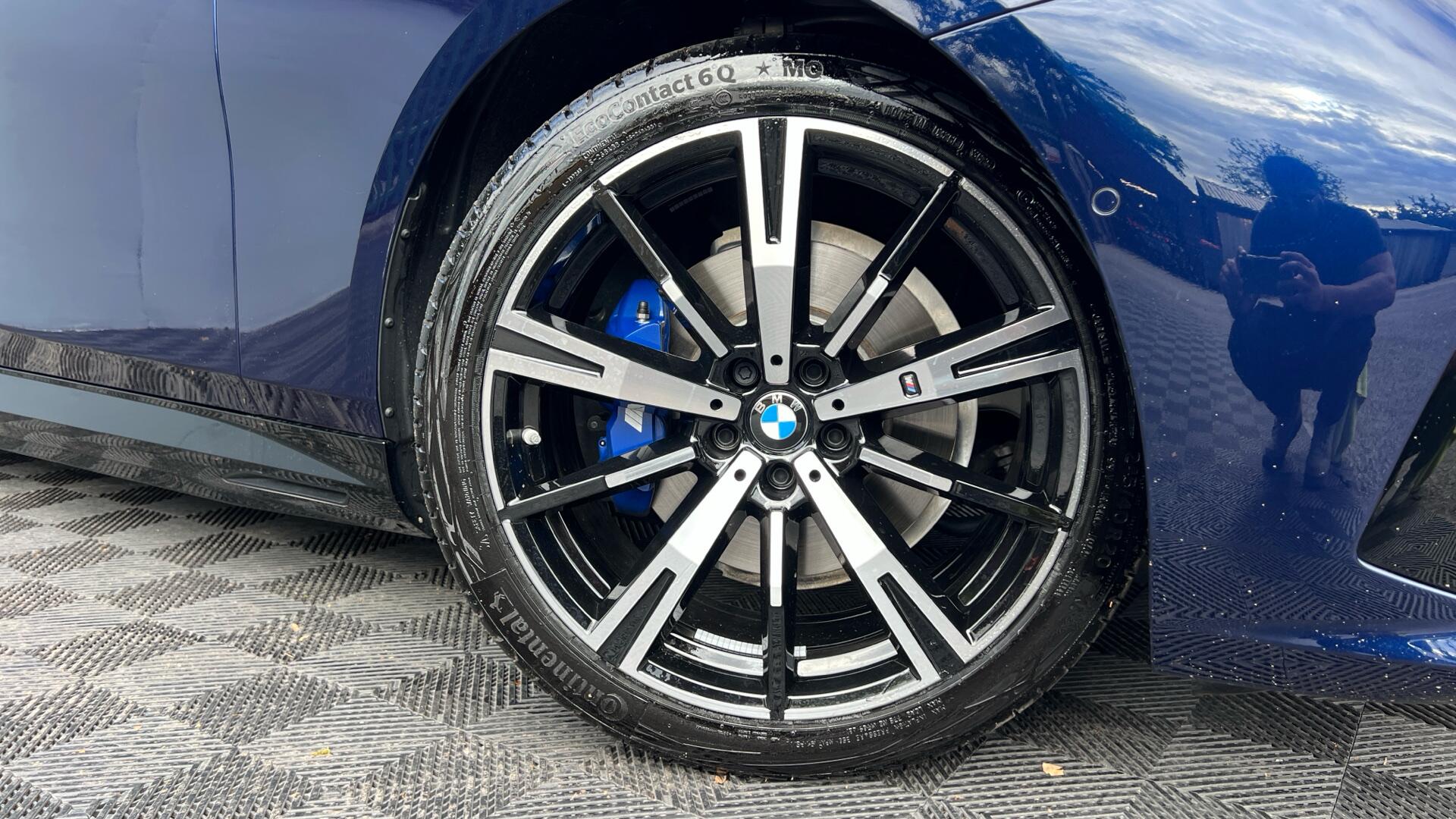 BMW 5 Series view 25