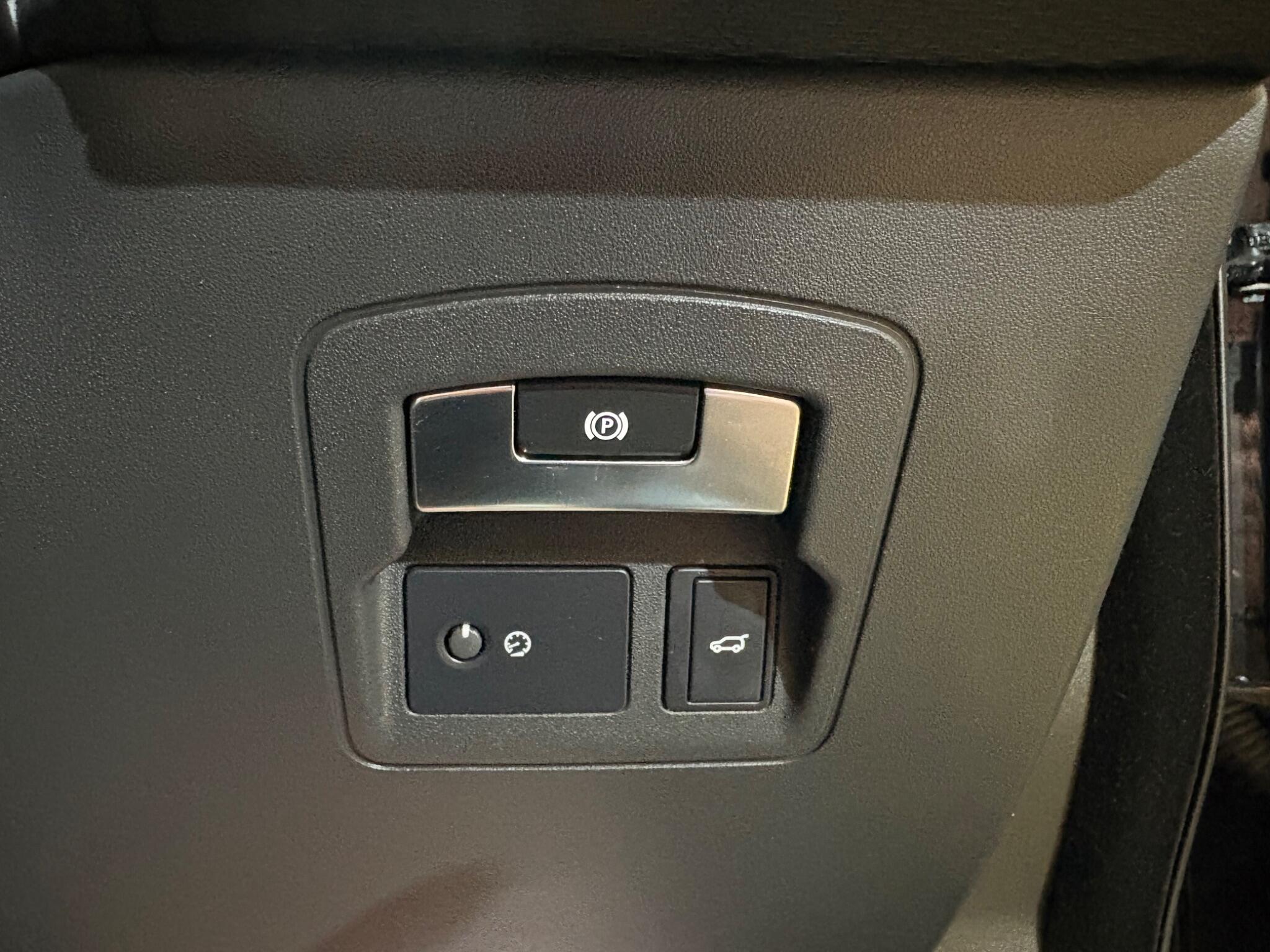 Land Rover Range Rover Velar view 13