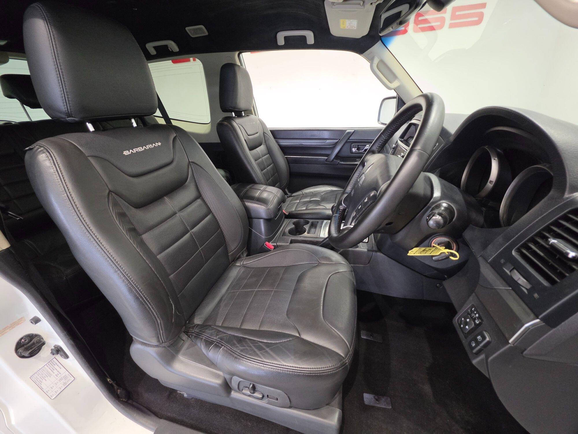 Mitsubishi Shogun view 16