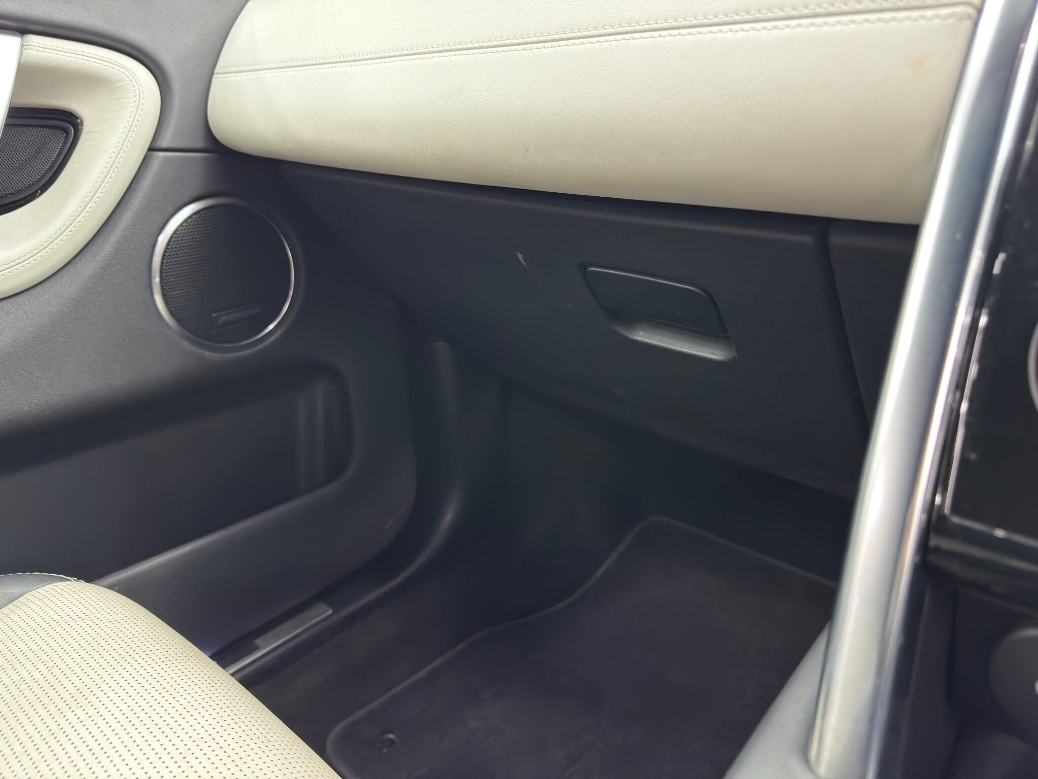 Land Rover Discovery Sport view 41
