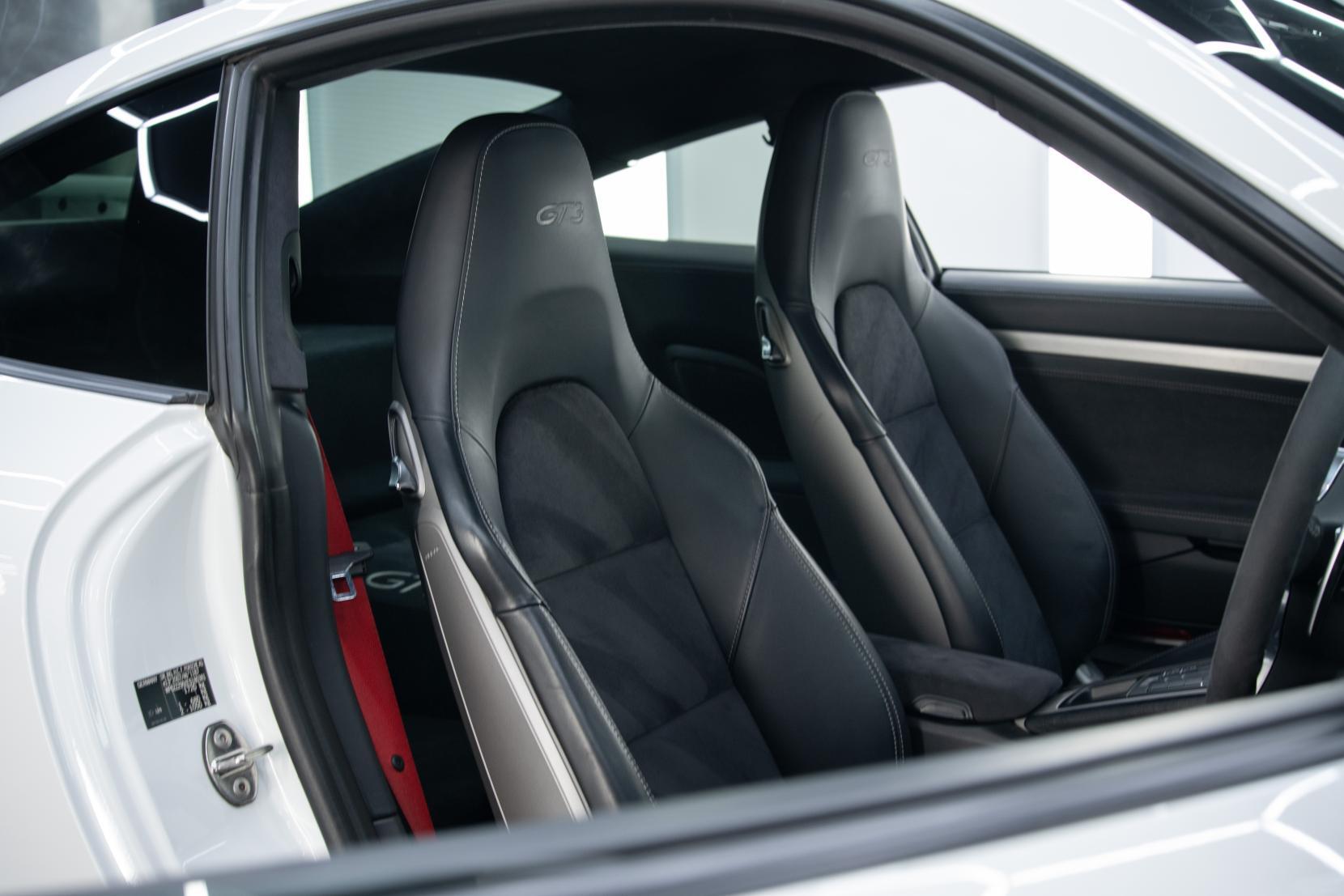 Porsche 911 view 7
