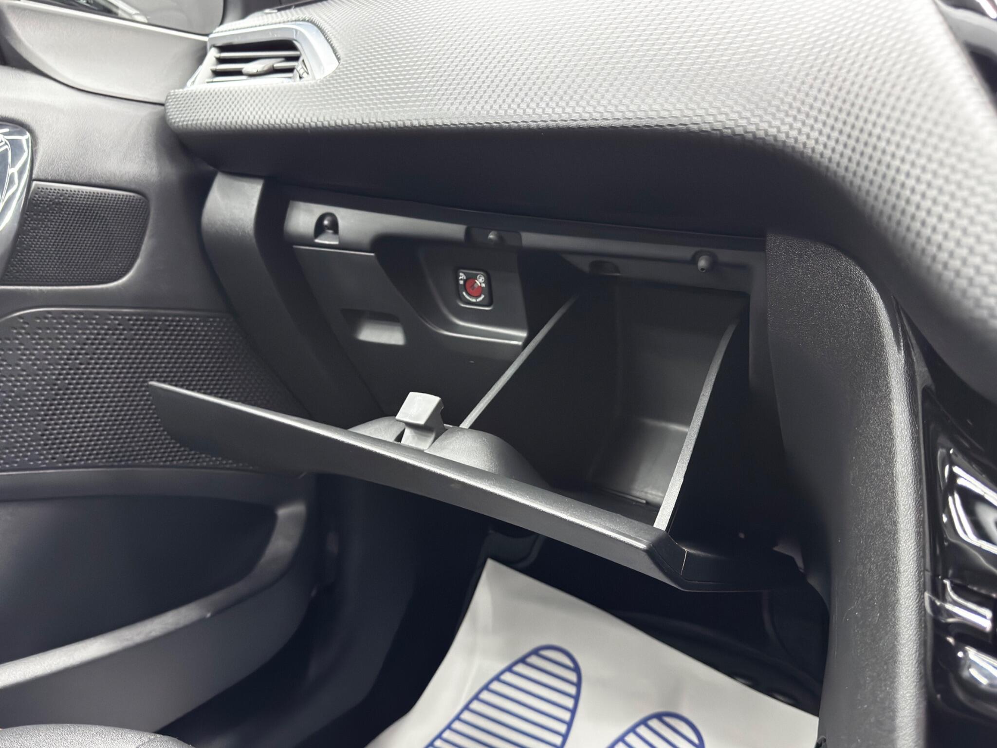 Peugeot 208 view 31