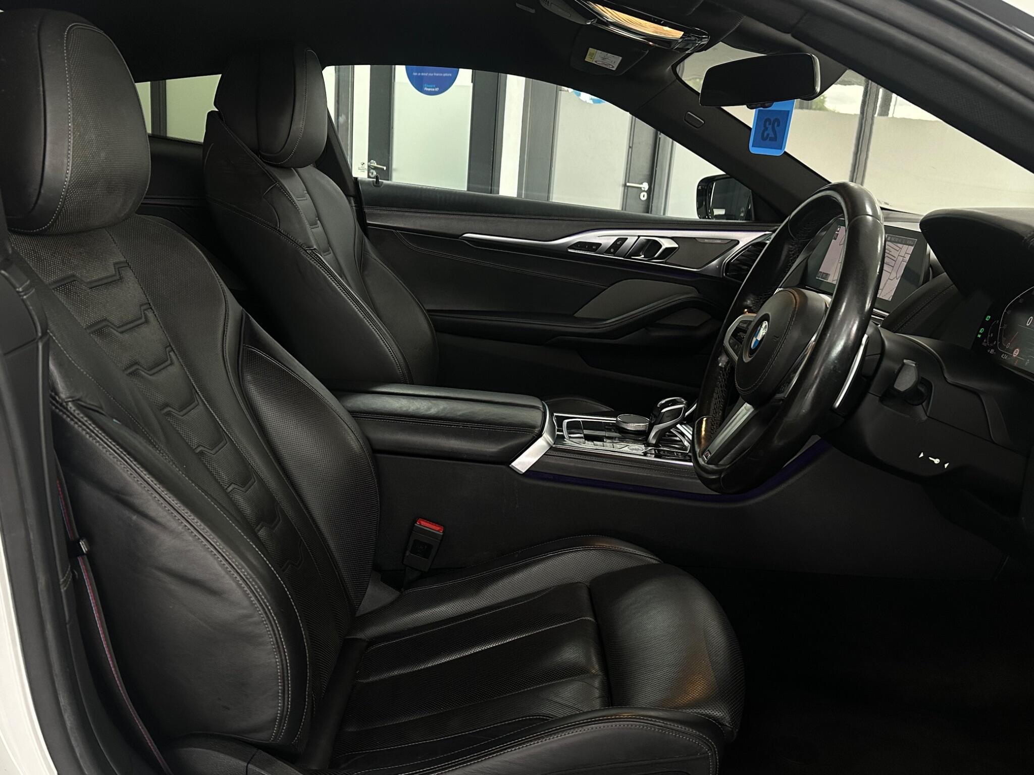 BMW 8 Series view 22