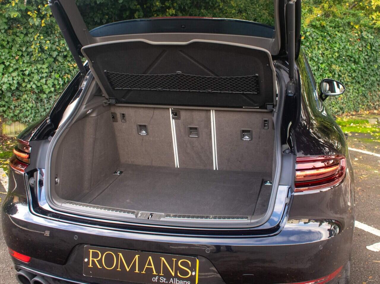 Porsche Macan view 19