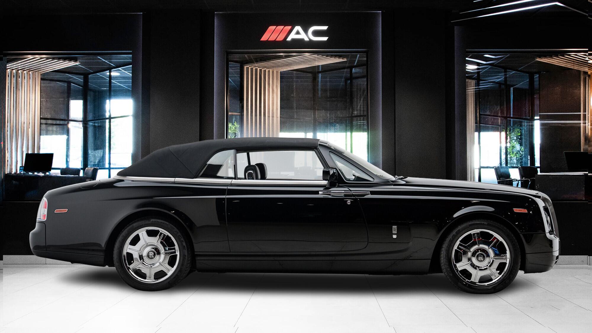Rolls-Royce Phantom view 3