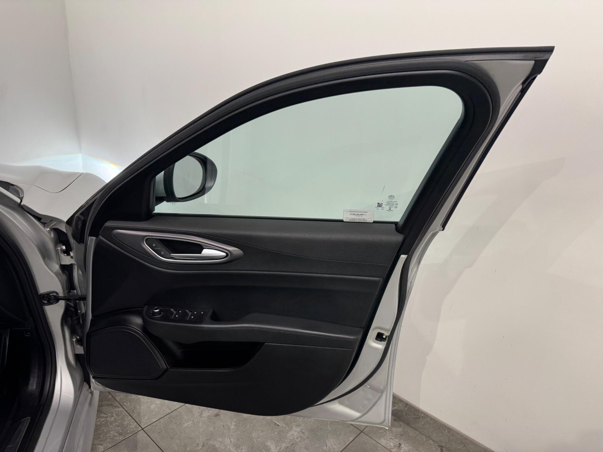 Alfa Romeo Giulia view 12