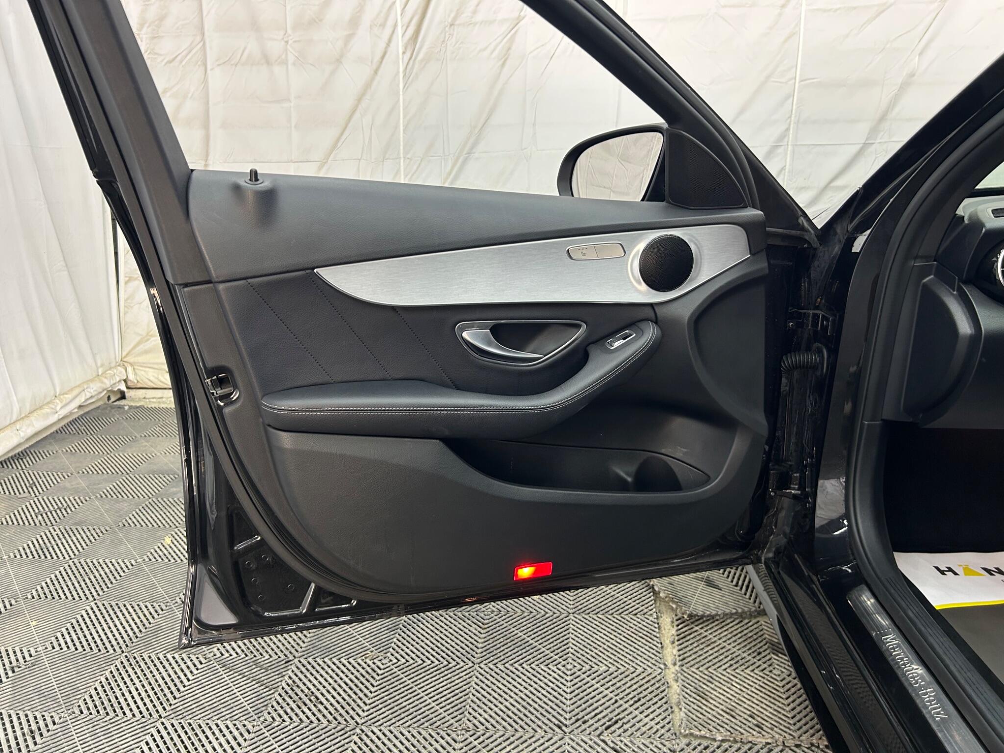 Mercedes-Benz C-Class view 32