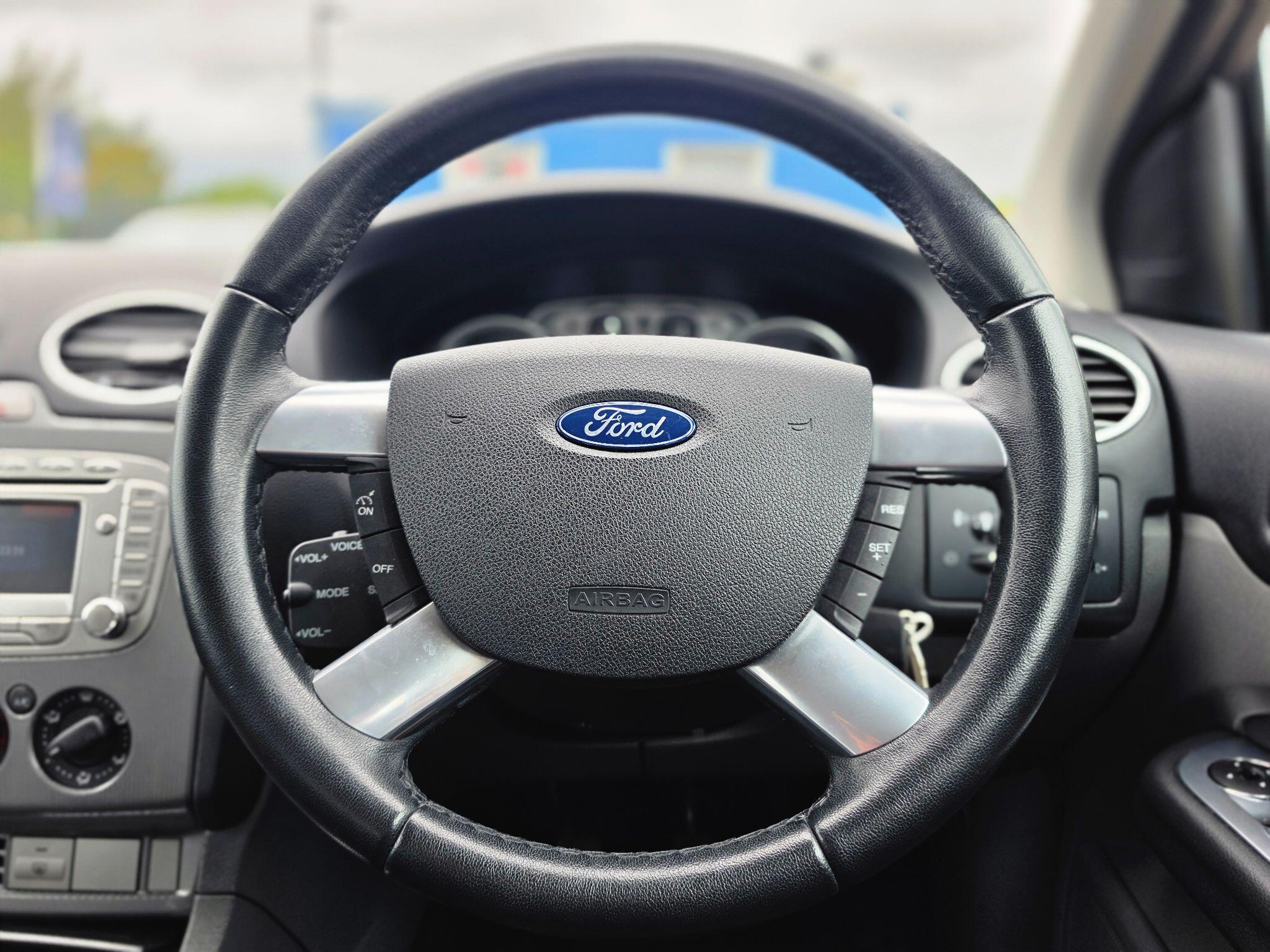 Ford Focus view 12