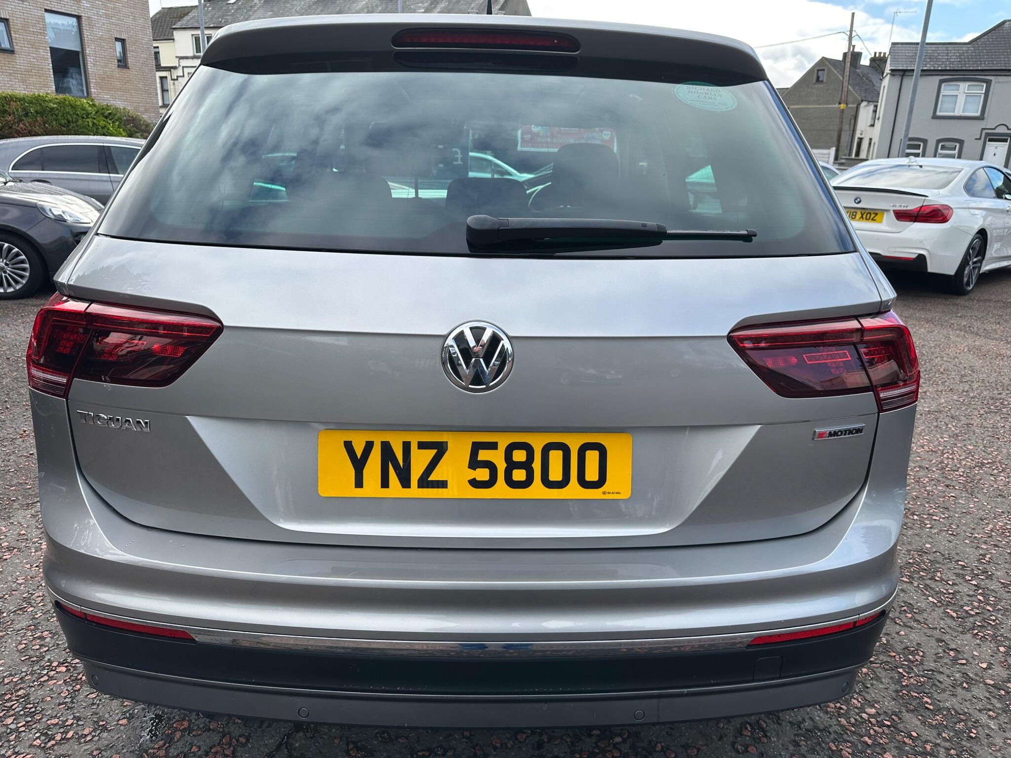 Volkswagen Tiguan view 4