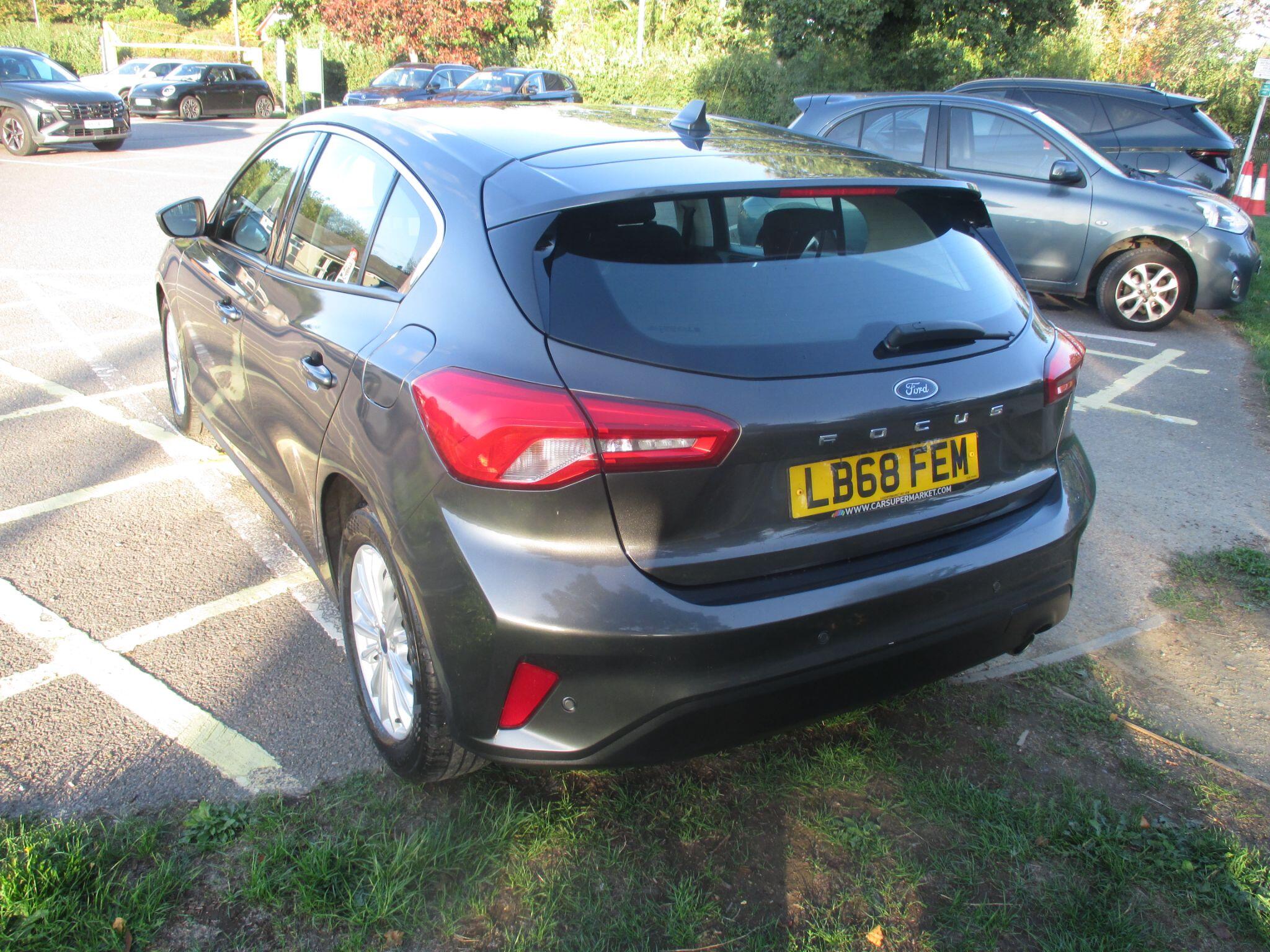 Ford Focus view 17