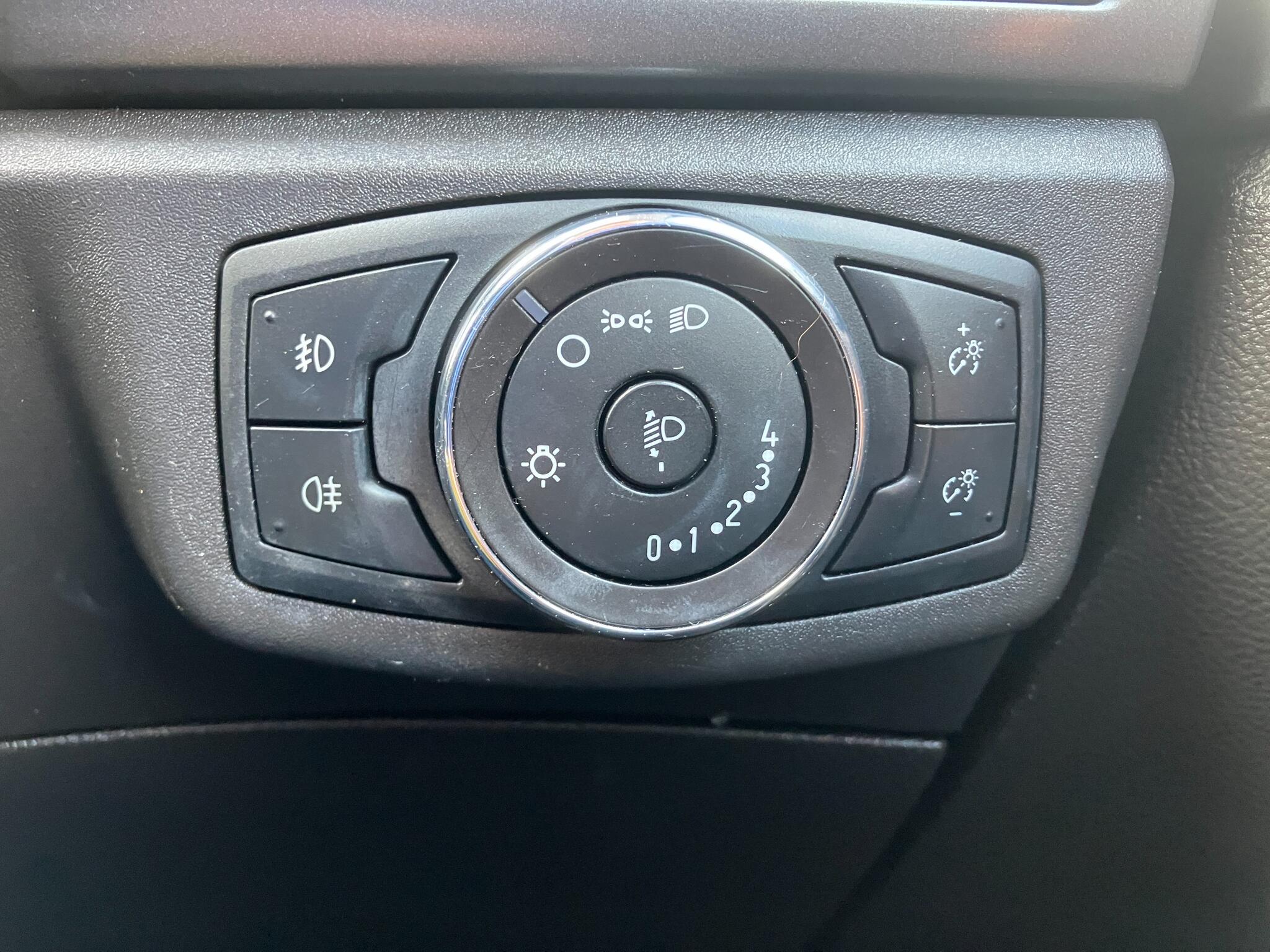 Ford Mondeo view 16