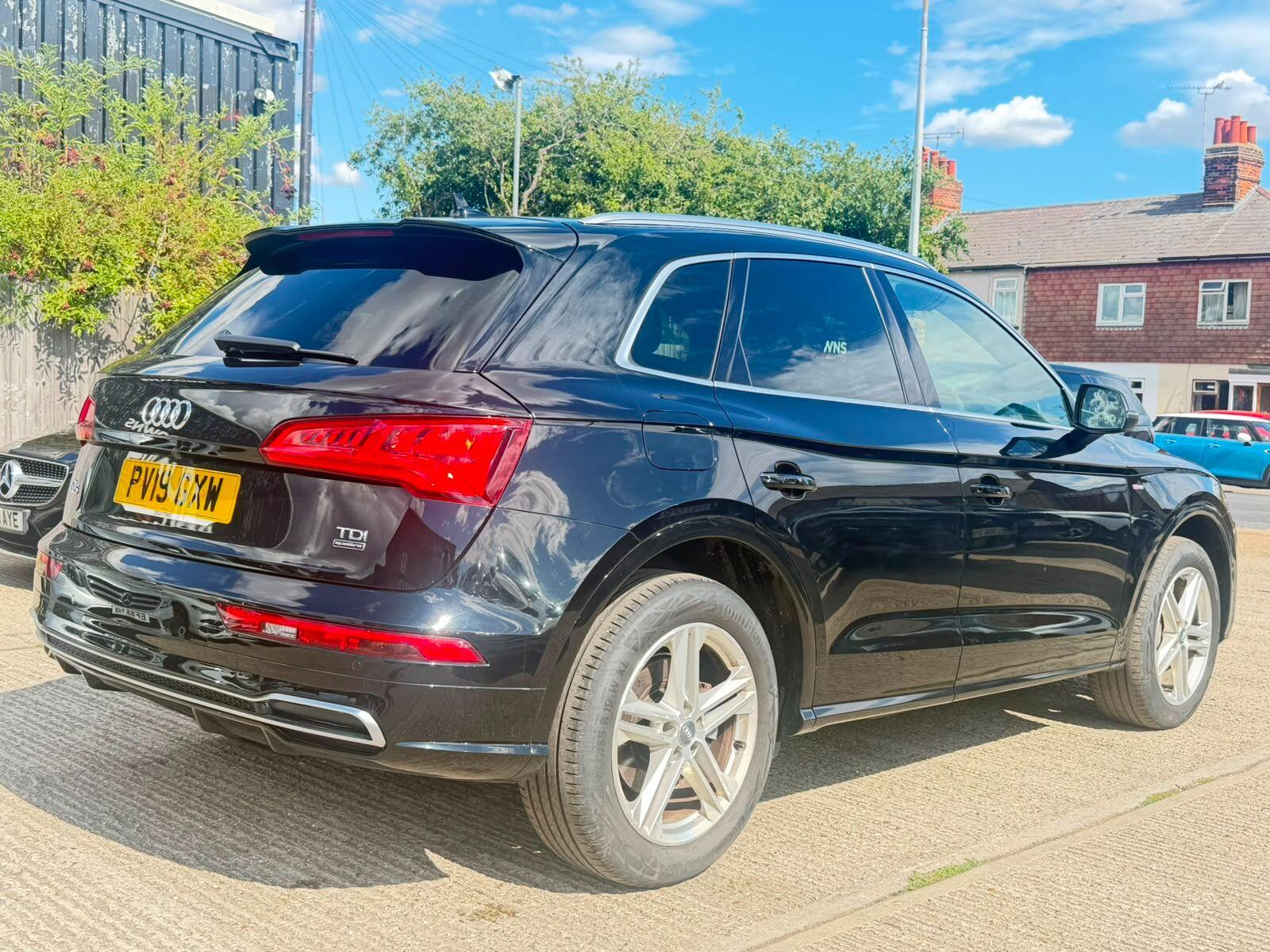 Audi Q5 view 8
