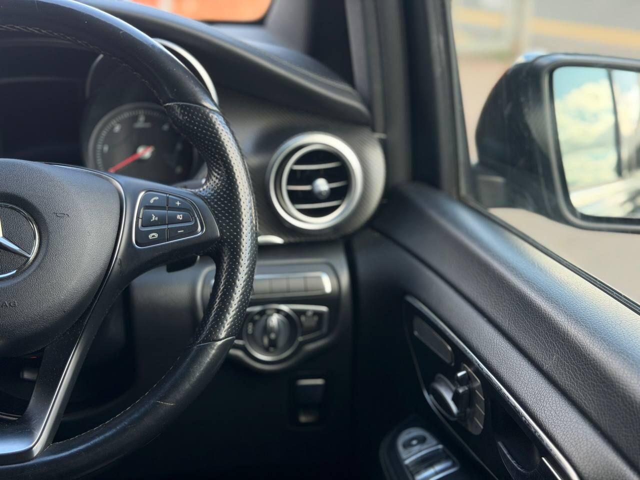 Mercedes-Benz V-Class view 26