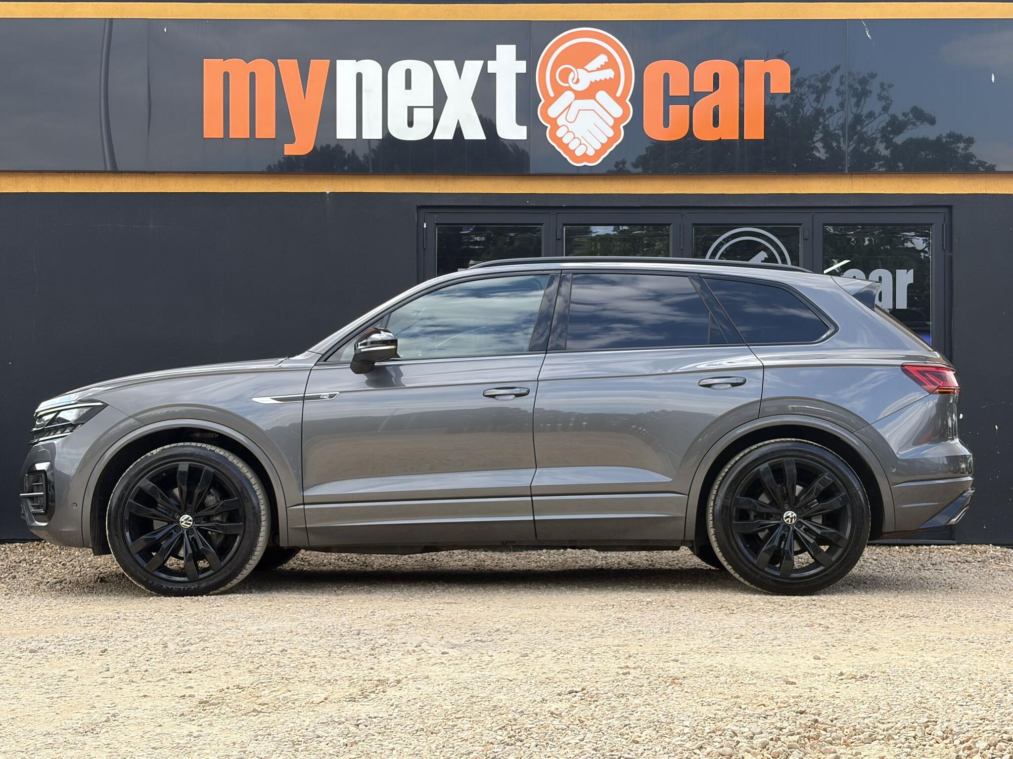 Volkswagen Touareg view 5