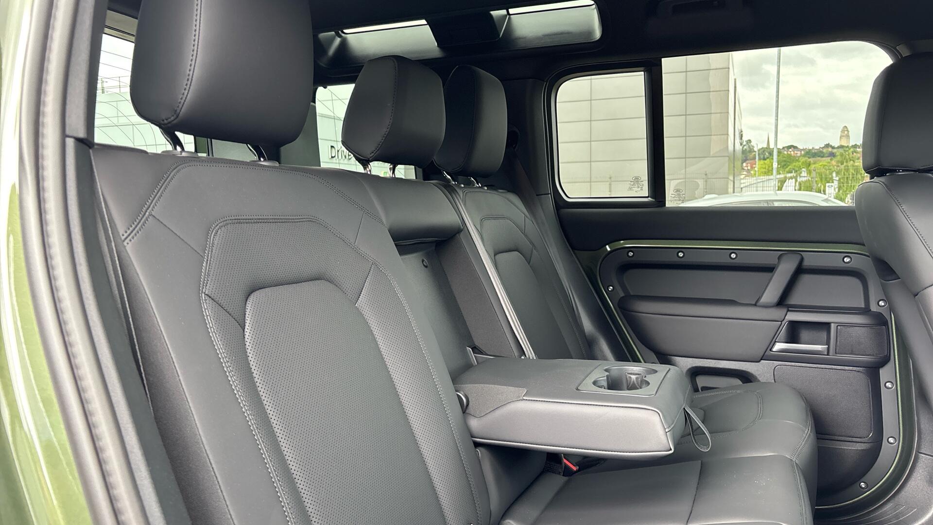 Land Rover Defender view 33