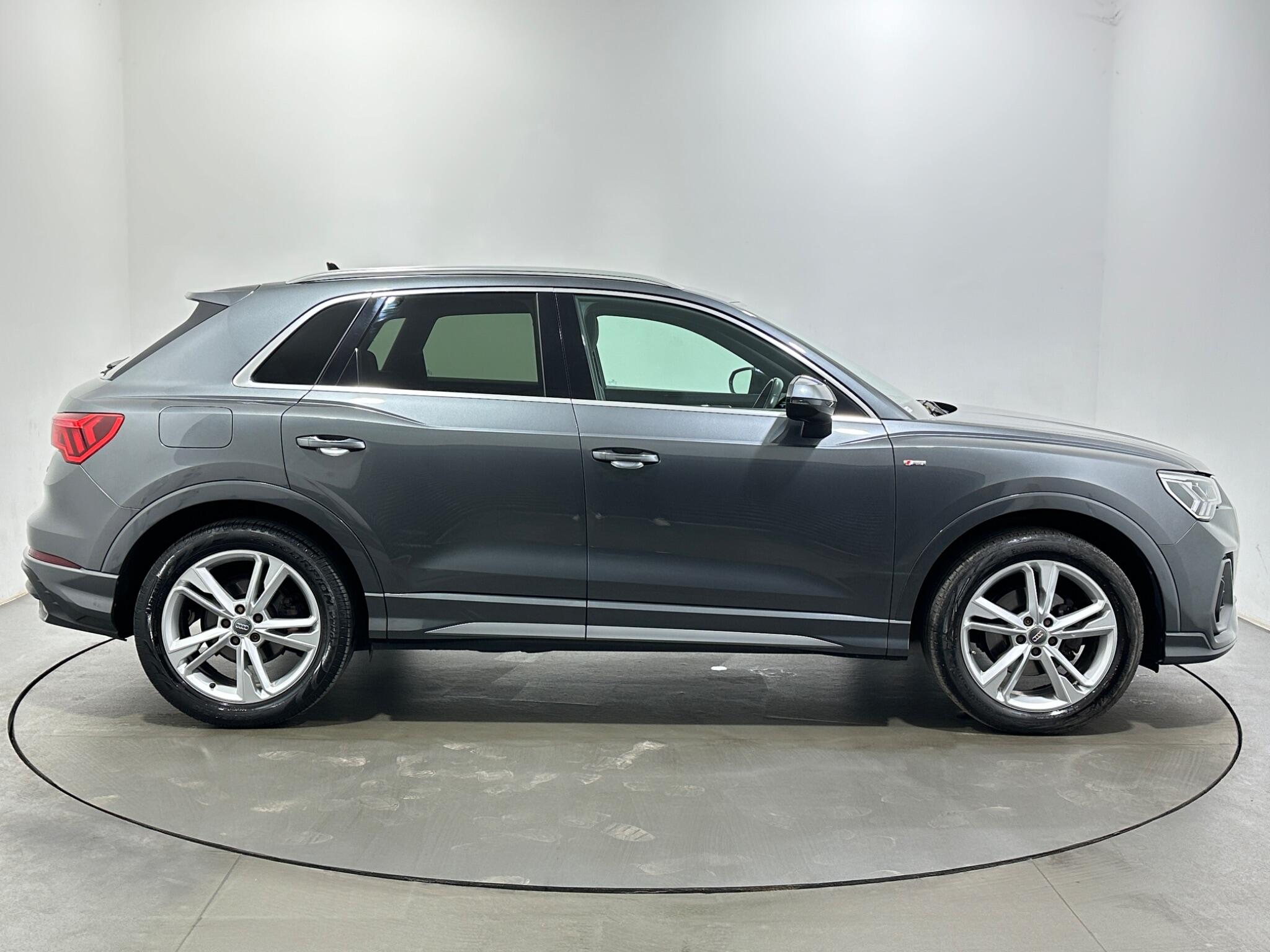 Audi Q3 view 9