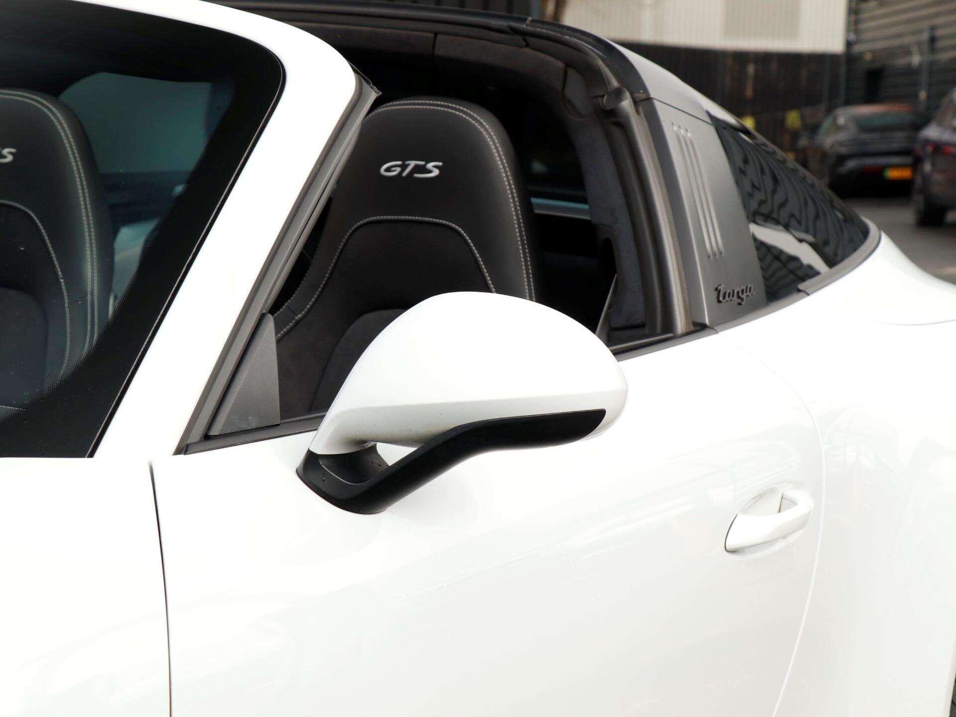 Porsche 911 view 34