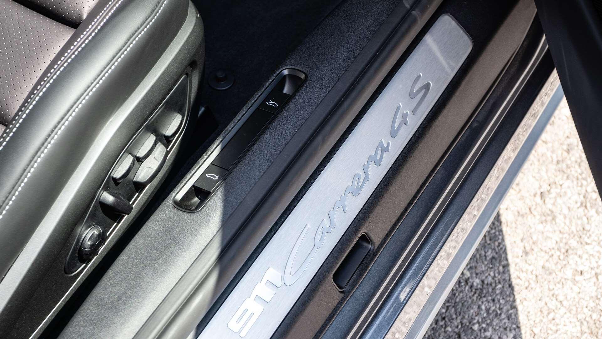 Porsche 911 view 32