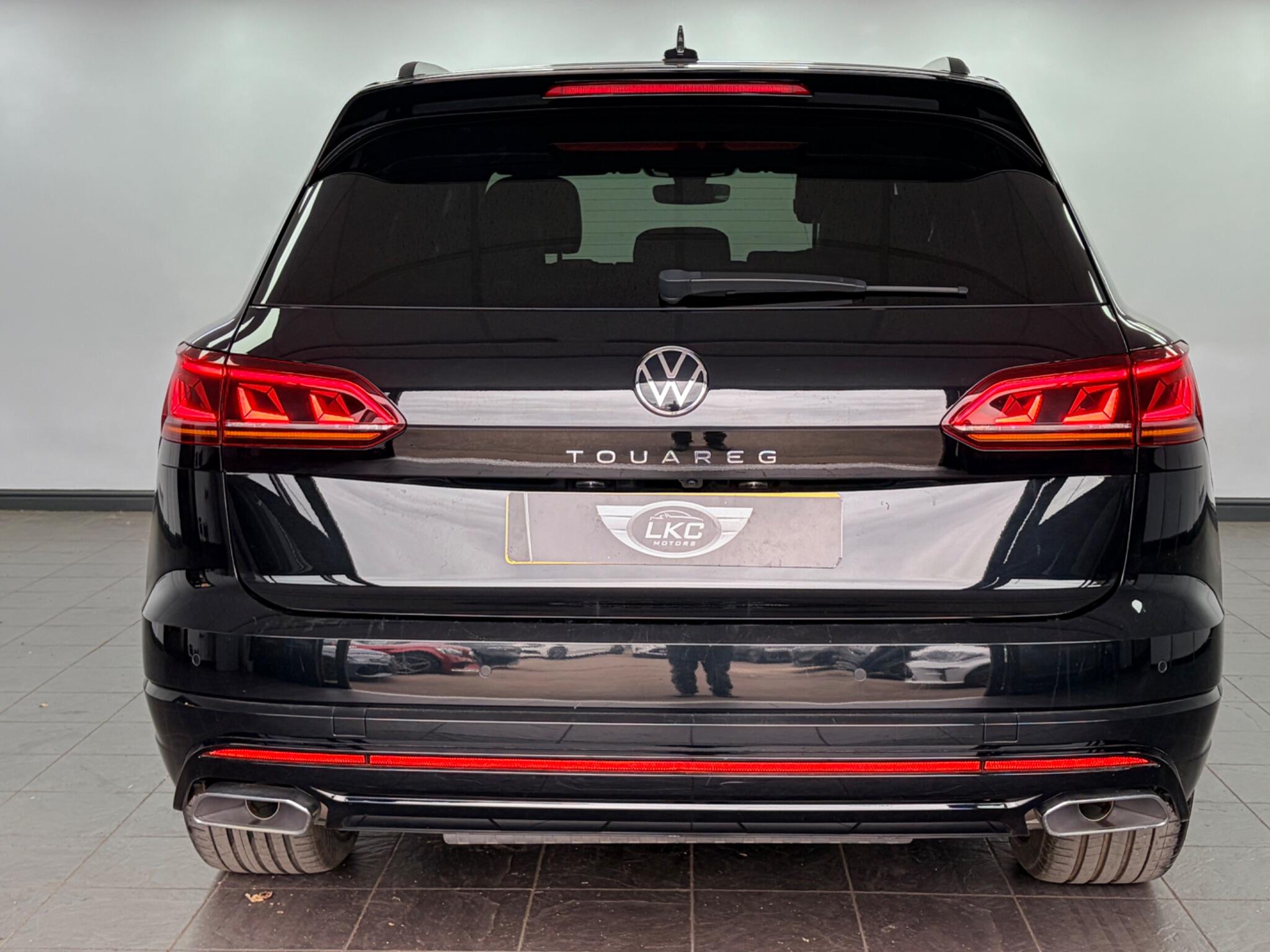 Volkswagen Touareg view 6